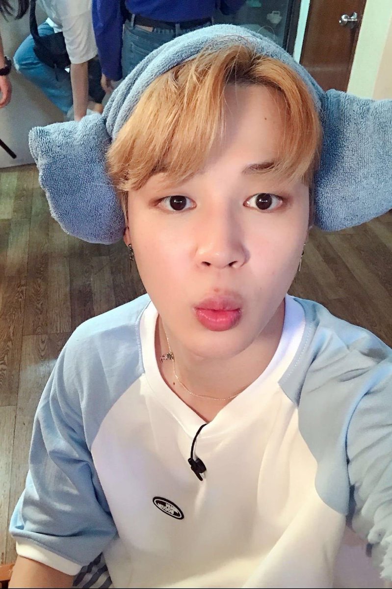 uarmyhopedacaci's tweet photo. uma #jikookau onde 

Jimin trabalha em uma sauna de luxo há meses, mas existe uma regra curiosa, ninguém jamais vê o verdadeiro dono do lugar. Até que, em uma noite comum, o misterioso chefe finalmente aparece. 

Enquanto Jimin prepara a sauna reservada para ele, uma falha inesperada prende os dois no ambiente superaquecido. Entre o calor sufocante, o silêncio desconfortável e segredos que nunca deveriam vir à tona, escapar talvez seja a parte mais fácil. O verdadeiro desafio será resistir à tensão que cresce a cada minuto.