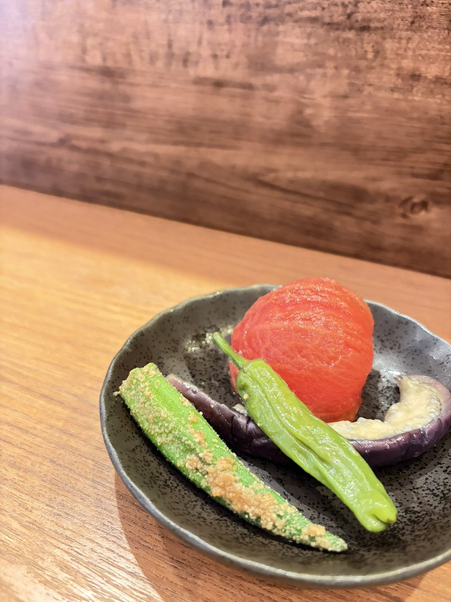 MaruxT_0518's tweet photo. 【お知らせ】
本日、夏野菜皿あります(300円)
¨̮⃝トマトの昆布だし漬け
¨̮⃝なすと獅子唐の揚げ浸し
¨̮⃝オクラの胡麻和え
が今回のラインナップです🙆‍♀️

本日の甘味は
¨̮⃝バスクチーズケーキ
¨̮⃝ゴールドキウイのムース

となっております。
よろしくお願いいたします🙇‍♀️ https://t.co/seYiE2o0On