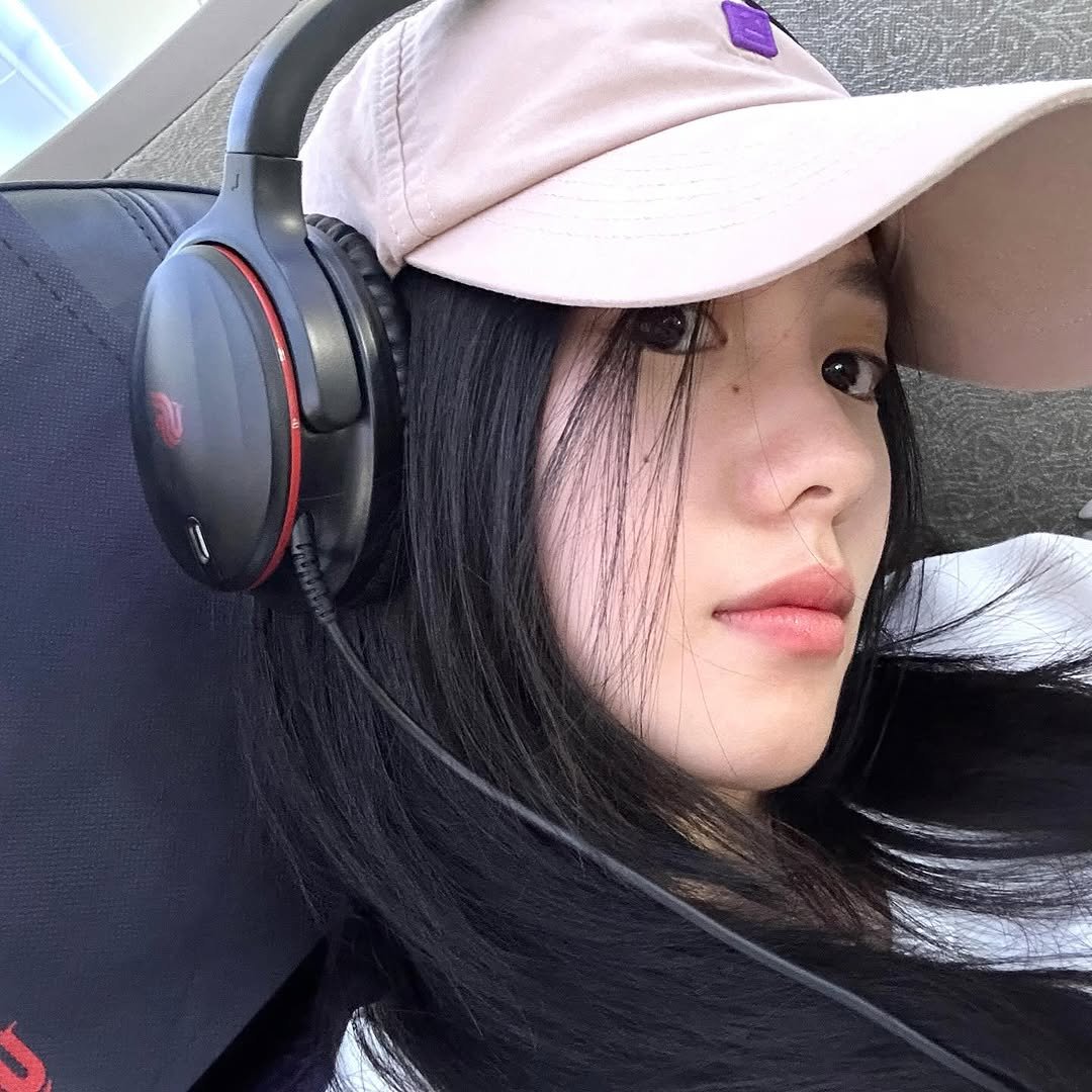 Haoucun's tweet photo. “感觉冗长乏味的几个小时” .. 🪷

<Airplane Mode> 🛫 : just casually taking random photos while waiting on the plane. i wasn't planning on keeping any of them, but somehow this one turned out a little cuter than i expected. https://t.co/606ZUlYptJ