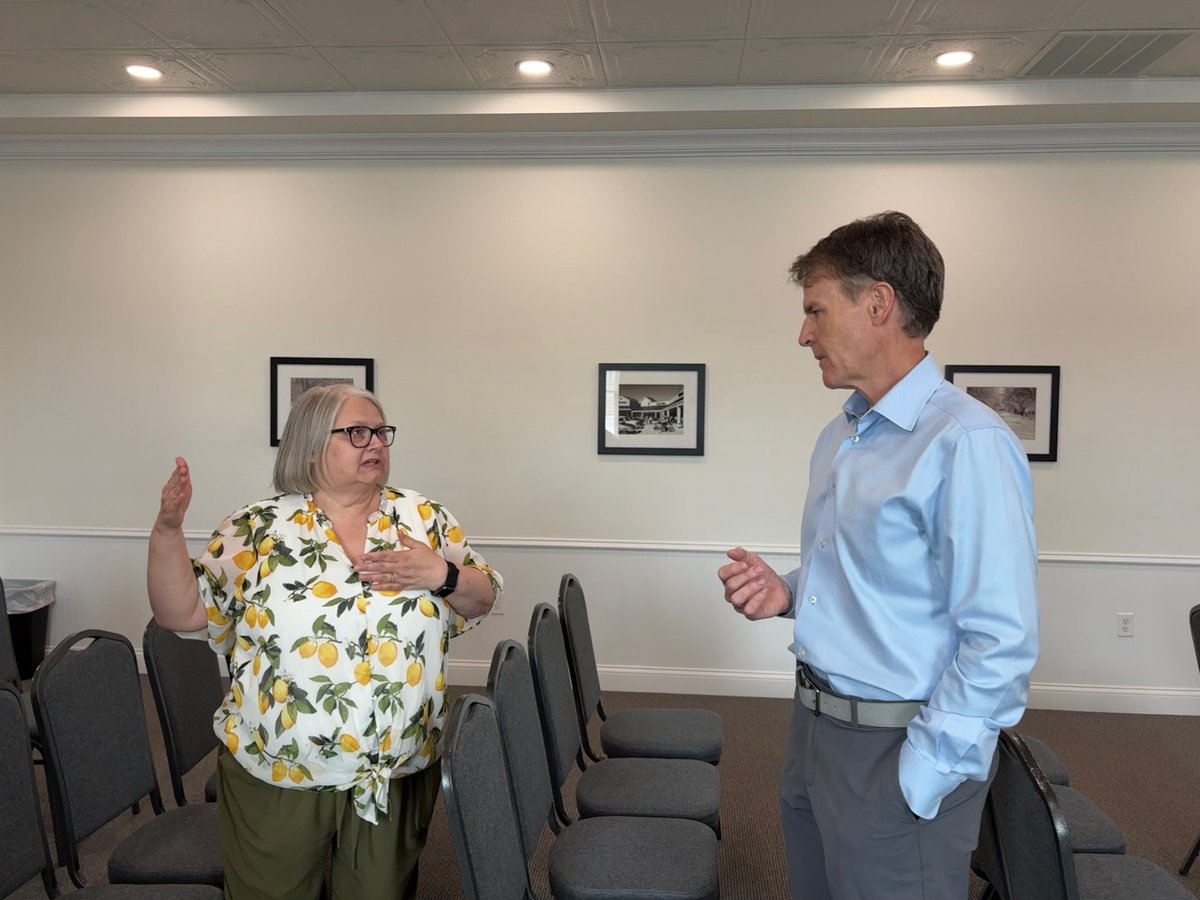 RepShreve's tweet photo. I started this week in Edinburgh, hearing from Hoosiers about the issues that matter to them.

Our Mobile Office Hours are one of the best parts of the job. There’s no substitute for sitting down, listening, and helping people navigate our federal government. We can help. #IN06 https://t.co/k6pck1Lo14