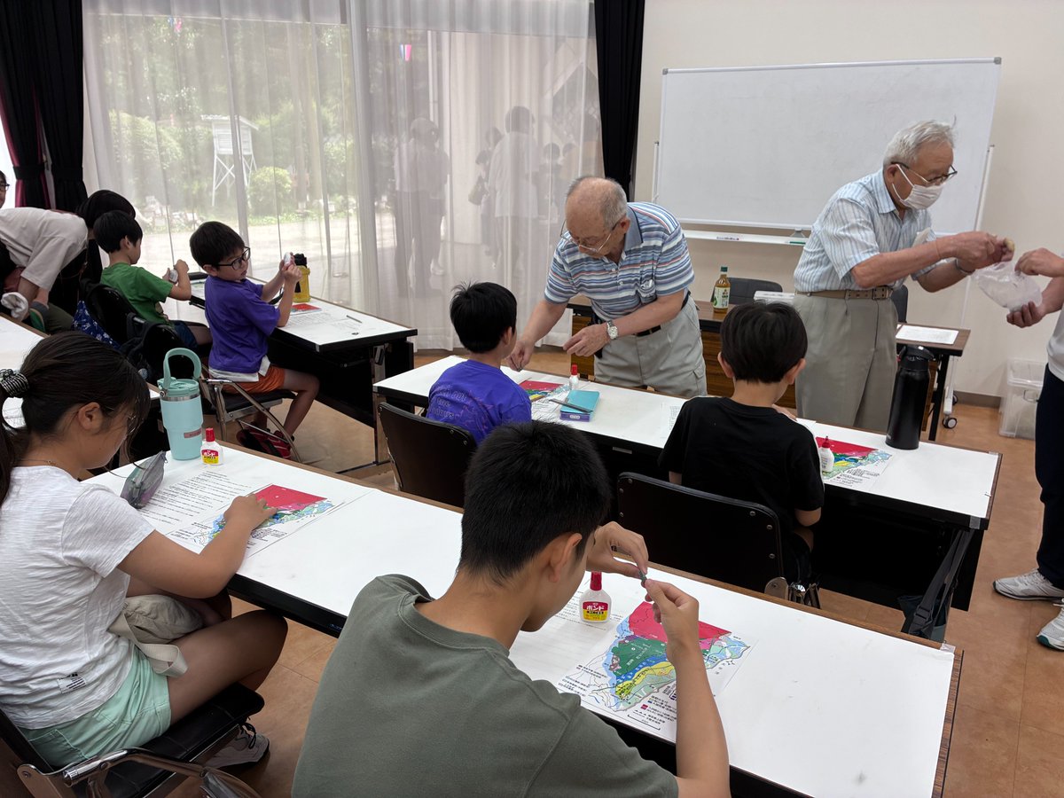 HitachiMuseum's tweet photo. 【夏休みこども地学教室①】

7/26（日）に「多賀山地の岩石標本を作ろう」という内容で夏休みこども地学教室①を行いました！

銅鉱石を磨いたり、岩石標本を作ったりと講師のみなさんのおかげで貴重な経験をしてもらうことができました。 https://t.co/cZzGmlEi2T
