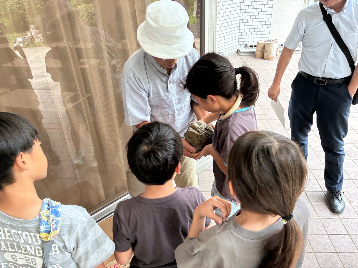 HitachiMuseum's tweet photo. 【夏休みこども地学教室①】

7/26（日）に「多賀山地の岩石標本を作ろう」という内容で夏休みこども地学教室①を行いました！

銅鉱石を磨いたり、岩石標本を作ったりと講師のみなさんのおかげで貴重な経験をしてもらうことができました。 https://t.co/cZzGmlEi2T