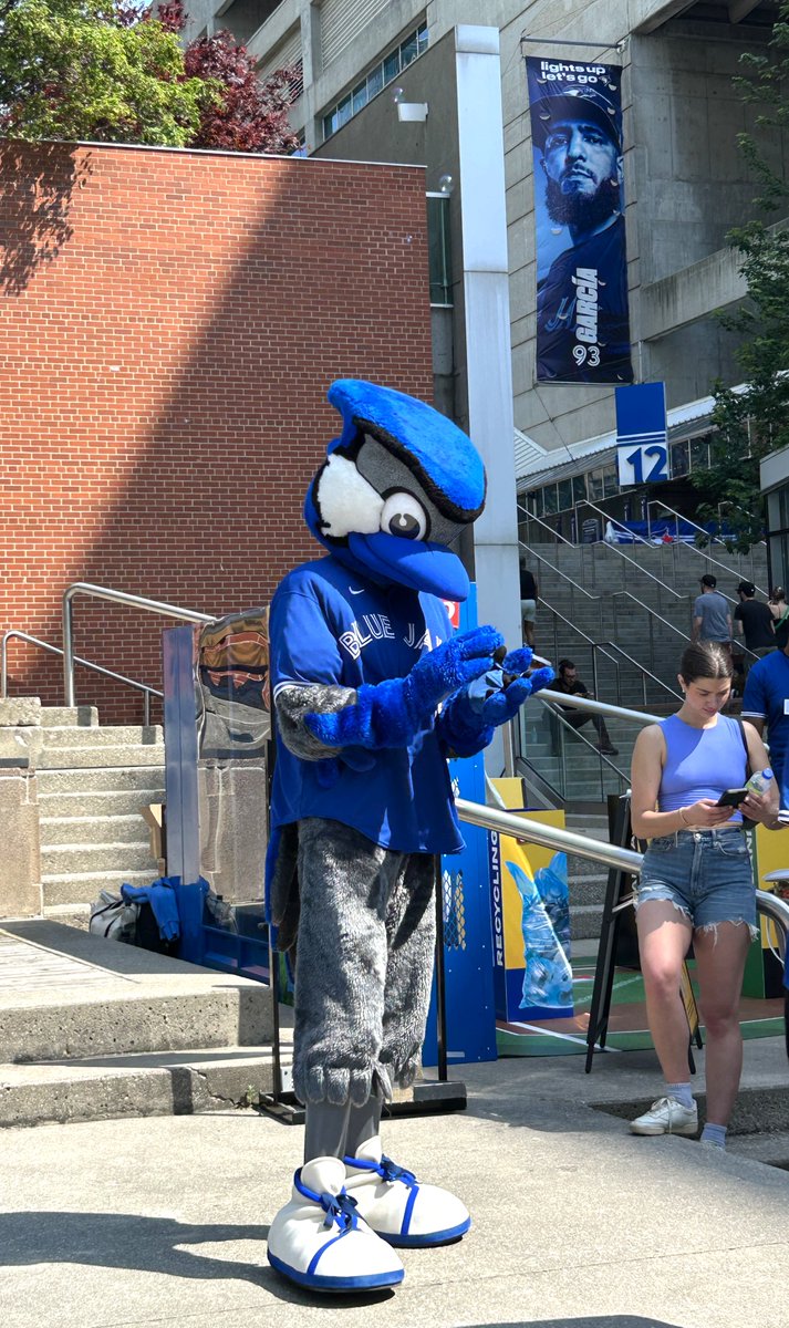obligatraveler's tweet photo. The sky, the sea, or berries...this week's #Top4Theme is #Top4Blue -share your Blue pics - tag @obligatraveler 
Toronto Blue Jays Ballpark
Elbow Cay-Bahamas
Babe the Blue Ox-Redwoods, California
The Blues Brothers-@UniversalORL https://t.co/dp0XySM2qW