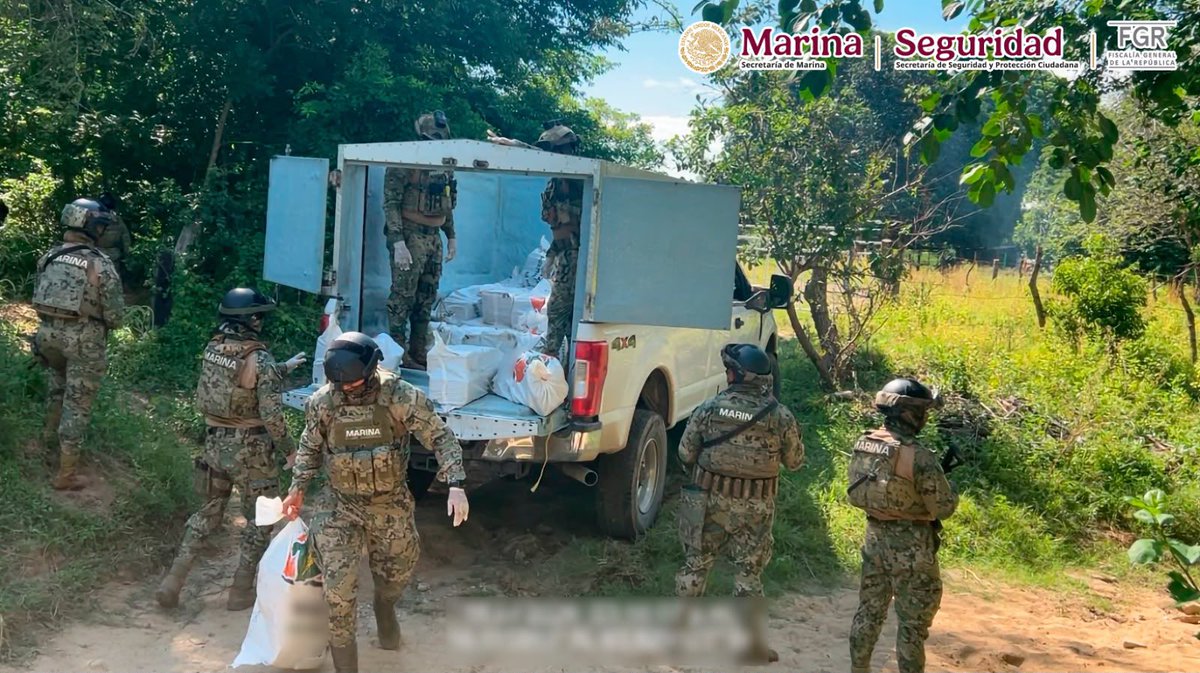 OHarfuch's tweet photo. En Tonalá, Chiapas, personal de la Secretaría de Marina @SEMAR_mx aseguraron 834 kilos de cocaína.
Con esta acción se evitó que aproximadamente 1.66 millones de dosis llegaran a las calles. https://t.co/05aKR1DfWQ