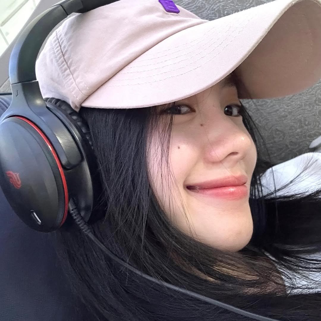 Haoucun's tweet photo. “感觉冗长乏味的几个小时” .. 🪷

<Airplane Mode> 🛫 : just casually taking random photos while waiting on the plane. i wasn't planning on keeping any of them, but somehow this one turned out a little cuter than i expected. https://t.co/606ZUlYptJ