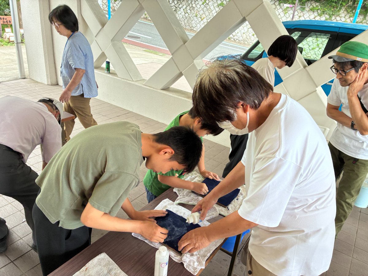 HitachiMuseum's tweet photo. 【夏休みこども地学教室①】

7/26（日）に「多賀山地の岩石標本を作ろう」という内容で夏休みこども地学教室①を行いました！

銅鉱石を磨いたり、岩石標本を作ったりと講師のみなさんのおかげで貴重な経験をしてもらうことができました。 https://t.co/cZzGmlEi2T