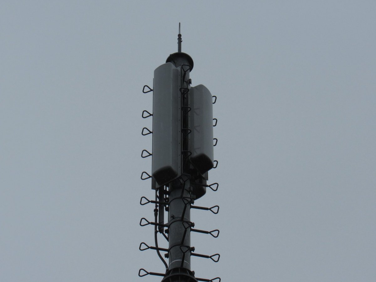 491net's tweet photo. NHK送信所

テレビ送信アンテナ: 4L双ループ1段2面+6L双ループ1段1面(NHK総合・Eテレ)
テレビ受信アンテナ: オフセットグリッドパラボラ(笹森山を放送波受信)
FM送信アンテナ: 八木3素子2段3面(NHK-FM)
FM受信アンテナ: 八木5素子×1(笹森山を放送波受信) https://t.co/DA55MzLGyD