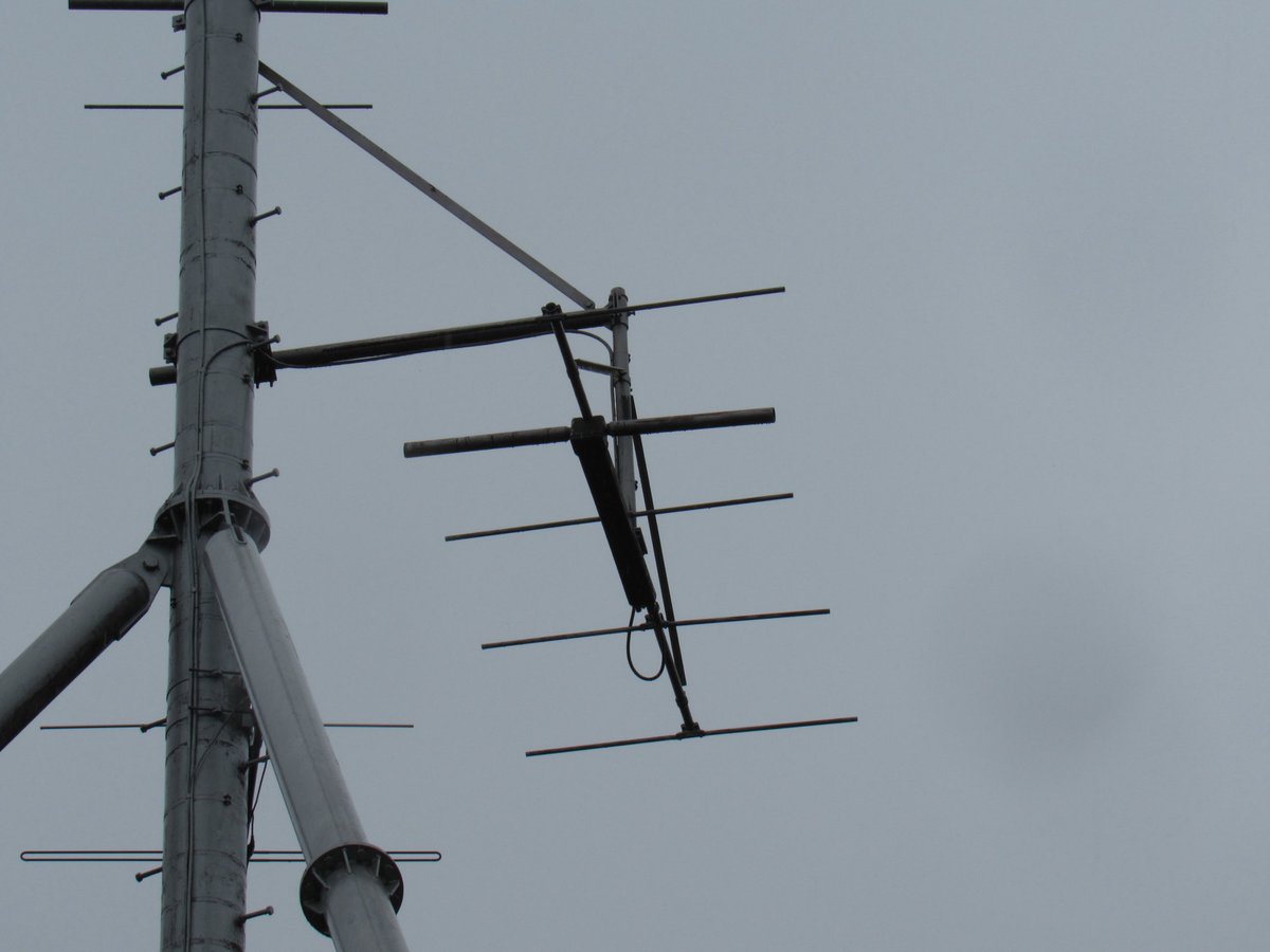 491net's tweet photo. NHK送信所

テレビ送信アンテナ: 4L双ループ1段2面+6L双ループ1段1面(NHK総合・Eテレ)
テレビ受信アンテナ: オフセットグリッドパラボラ(笹森山を放送波受信)
FM送信アンテナ: 八木3素子2段3面(NHK-FM)
FM受信アンテナ: 八木5素子×1(笹森山を放送波受信) https://t.co/DA55MzLGyD