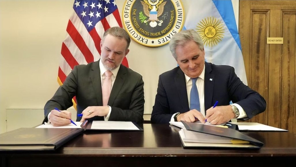 motoreco_ok's tweet photo. Sforzin: «El 70% de la información del Estado nacional argentino está almacenada en centros de procesamiento de datos de Estados Unidos»

(Por @es_cen)Entrevista a la socióloga @VeronicaSforzin. Análisis geopolítico de la tecnología y la soberanía digital.
https://t.co/PZ6OmeFzEb https://t.co/871tzEX8rQ