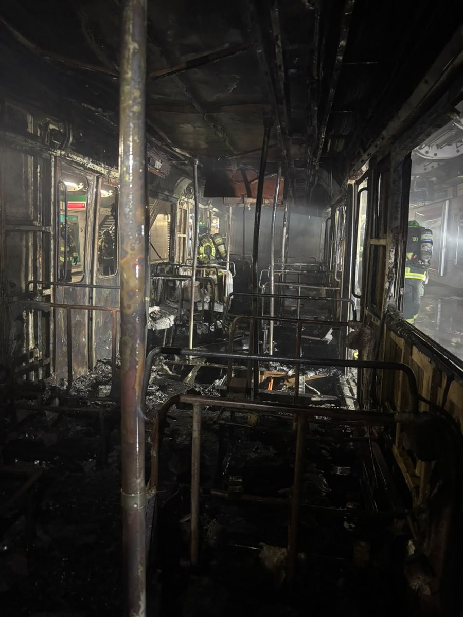 fdo2000's tweet photo. 🔴 Se mantiene procedimiento de emergencia en Incendio por vagones de @metrodesantiago en Estación Santa Isabel en Avda Bustamante y Santa Isabel en Providencia, se mantiene labores de ventilación, Bomberos investigara las causas @biobio @chile_accidente @Louisvasquez23 https://t.co/uC3fIGhaBa