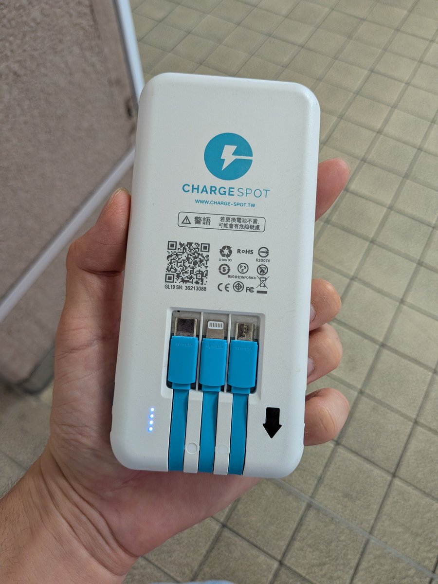 9000_Tc's tweet photo. 鳥羽駅のファミマで借りたChargeSPOT、遥々台湾からの個体だと思ったらまさかの現地の広告デザインで大横転 https://t.co/zzlr4XptzS