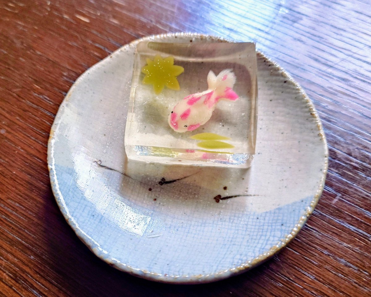 goshuinchou's tweet photo. 金魚が泳ぐ涼しげな和菓子をいただいたので、メダカの稚魚のお皿で一緒に泳いでもらったら捕食対象を狙ってるみたいな構図になってしまった https://t.co/XNI2Lqsnyn
