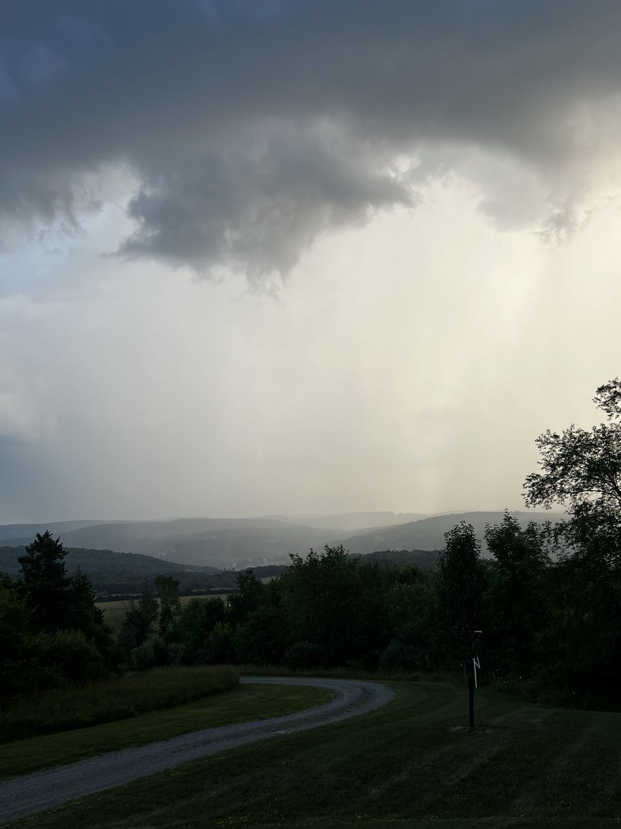 MrsCzar23's tweet photo. Watching the rain approach. #SummerStorms
#MotherNature https://t.co/98dWW6DbhS