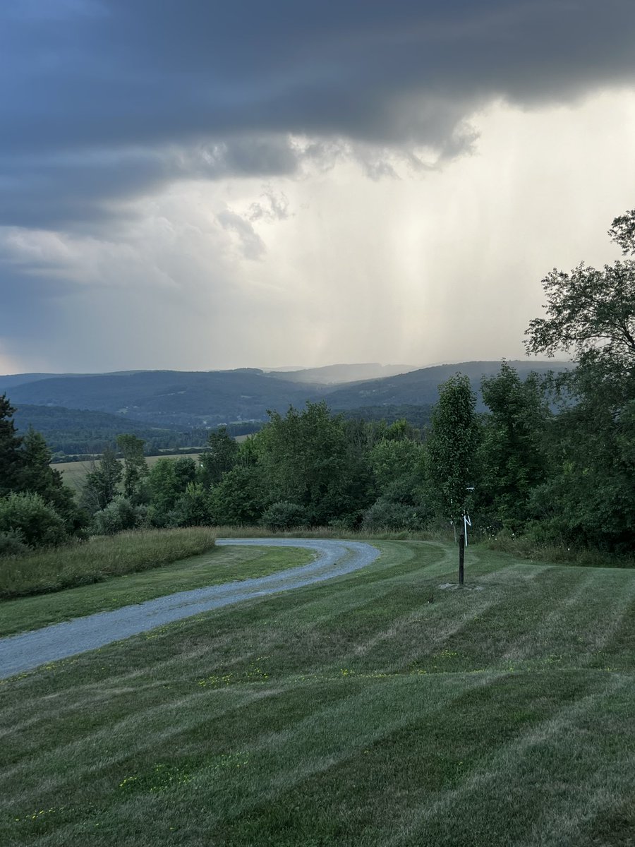 MrsCzar23's tweet photo. Watching the rain approach. #SummerStorms
#MotherNature https://t.co/98dWW6DbhS