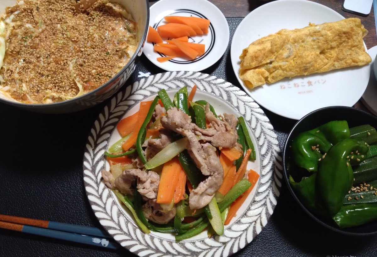Wh_Java_sparrow's tweet photo. おはようございます☁
昨日は夜ご飯は外食でしたが、夏になってもキャベツのやつはそのままで豚肉と野菜を炒めたり、オクラやピーマンの浅漬けをしたりと夏バテにならないように気をつけています(´・ω・`)
今日も湿気がすごかったり暑いので皆さまも熱中症にはお気をつけください☘️
#おうちごはん https://t.co/UjPez0yb6g