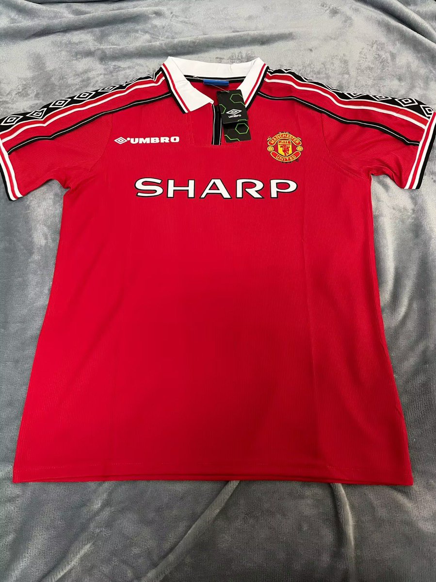 OrionFut's tweet photo. e essa retrô do Manchester United 1998? ABSURDA DE LINDA! 

🔗 Camisa I: https://t.co/Fvqv8PvacR
🔗 Camisa I - manga longa: https://t.co/6kjBp6487o https://t.co/nlxP1jr7gR