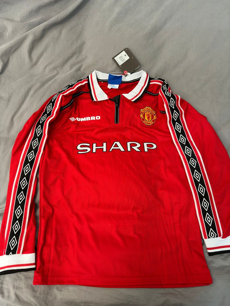 OrionFut's tweet photo. e essa retrô do Manchester United 1998? ABSURDA DE LINDA! 

🔗 Camisa I: https://t.co/Fvqv8PvacR
🔗 Camisa I - manga longa: https://t.co/6kjBp6487o https://t.co/nlxP1jr7gR