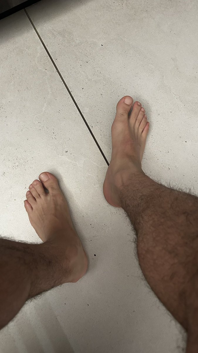 ScruffyFootKing's tweet photo. Eyes down there 👣 https://t.co/4rBt630ZMb