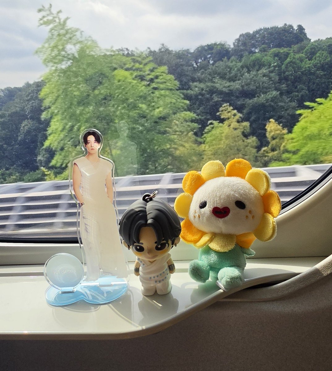 mikko_729's tweet photo. 今日から友達3人で旅行🚅遠征車で行くこと多いので初めて撮った🥰
昨日 #PICONI でお持ち帰りしたカヌレ美味しく食べてまーす🤎 https://t.co/OWIsdqLf5U