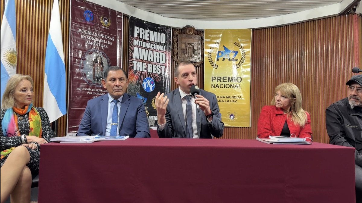 VillalobosAtlas's tweet photo. DEFENDER LOS VÍNCULOS FAMILIARES TAMBIÉN ES CONSTRUIR LA PAZ

El 25 de julio tuve el honor de brindar la ponencia “Infancias sin rehenes: amor, paz y derechos humanos frente a la obstrucción de vínculos familiares en la Argentina”, en el Honorable Concejo Deliberante de San Miguel de Tucumán.

Hablar desde un recinto tan significativo sobre una causa que atraviesa mi vida profesional y humana fue una enorme responsabilidad.

Detrás de cada expediente de obstrucción de vínculos, impedimento de contacto, falsas denuncias o divorcios de alta conflictividad existe una historia real: un niño que espera, un padre o una madre que no puede abrazarlo, abuelos que pierden años irrepetibles y familias que se desgastan mientras el tiempo judicial continúa avanzando.

La obstrucción de vínculos no es una guerra entre hombres y mujeres. Puede afectar a padres, madres, abuelos y referentes afectivos. El verdadero centro debe ser siempre el niño, su identidad, su estabilidad emocional y su derecho a amar y ser amado por su familia, salvo que exista un riesgo real y debidamente acreditado.

Durante la exposición hablamos también de la necesidad de investigar con seriedad toda denuncia, proteger a las verdaderas víctimas y evitar la revictimización. Pero esa protección debe convivir con la presunción de inocencia, el derecho de defensa, el debido proceso y una valoración objetiva de la prueba.

Estos casos requieren mucho más que conocimiento jurídico. Exigen experiencia, estrategia, sensibilidad, templanza y una mirada integral del derecho penal, el derecho de familia y los derechos humanos. Una decisión tardía o equivocada puede marcar para siempre la vida de un niño.

Agradezco profundamente a quienes hicieron posible este espacio y a cada persona que se acercó para compartir su historia. Escuchar ese dolor renueva mi compromiso de seguir estudiando, acompañando y visibilizando una problemática que necesita respuestas más humanas y oportunas.

No se trata solamente de resolver expedientes.
Se trata de preservar identidades, afectos y años de infancia que nunca regresan.

Los hijos no se divorcian.
La infancia no puede quedar rehén del conflicto adulto.
Defender los vínculos familiares sanos también es defender los derechos humanos.

Dipl. Mg. Dr. Roberto Villalobos Atlas
Abogado penal y de familia · Abogado en Derechos Humanos · Abogado del Niño

#RobertoVillalobosAtlas #InfanciasSinRehenes #ObstruccionDeVinculos #FalsasDenuncias #DerechoDeFamilia #AbogadoDeFamilia #AbogadoPenal #AbogadoDelNiño #DerechosHumanos #ImpedimentoDeContacto #DivorciosConflictivos #Familia #Infancia #Tucuman
