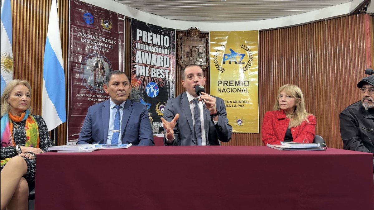VillalobosAtlas's tweet photo. DEFENDER LOS VÍNCULOS FAMILIARES TAMBIÉN ES CONSTRUIR LA PAZ

El 25 de julio tuve el honor de brindar la ponencia “Infancias sin rehenes: amor, paz y derechos humanos frente a la obstrucción de vínculos familiares en la Argentina”, en el Honorable Concejo Deliberante de San Miguel de Tucumán.

Hablar desde un recinto tan significativo sobre una causa que atraviesa mi vida profesional y humana fue una enorme responsabilidad.

Detrás de cada expediente de obstrucción de vínculos, impedimento de contacto, falsas denuncias o divorcios de alta conflictividad existe una historia real: un niño que espera, un padre o una madre que no puede abrazarlo, abuelos que pierden años irrepetibles y familias que se desgastan mientras el tiempo judicial continúa avanzando.

La obstrucción de vínculos no es una guerra entre hombres y mujeres. Puede afectar a padres, madres, abuelos y referentes afectivos. El verdadero centro debe ser siempre el niño, su identidad, su estabilidad emocional y su derecho a amar y ser amado por su familia, salvo que exista un riesgo real y debidamente acreditado.

Durante la exposición hablamos también de la necesidad de investigar con seriedad toda denuncia, proteger a las verdaderas víctimas y evitar la revictimización. Pero esa protección debe convivir con la presunción de inocencia, el derecho de defensa, el debido proceso y una valoración objetiva de la prueba.

Estos casos requieren mucho más que conocimiento jurídico. Exigen experiencia, estrategia, sensibilidad, templanza y una mirada integral del derecho penal, el derecho de familia y los derechos humanos. Una decisión tardía o equivocada puede marcar para siempre la vida de un niño.

Agradezco profundamente a quienes hicieron posible este espacio y a cada persona que se acercó para compartir su historia. Escuchar ese dolor renueva mi compromiso de seguir estudiando, acompañando y visibilizando una problemática que necesita respuestas más humanas y oportunas.

No se trata solamente de resolver expedientes.
Se trata de preservar identidades, afectos y años de infancia que nunca regresan.

Los hijos no se divorcian.
La infancia no puede quedar rehén del conflicto adulto.
Defender los vínculos familiares sanos también es defender los derechos humanos.

Dipl. Mg. Dr. Roberto Villalobos Atlas
Abogado penal y de familia · Abogado en Derechos Humanos · Abogado del Niño

#RobertoVillalobosAtlas #InfanciasSinRehenes #ObstruccionDeVinculos #FalsasDenuncias #DerechoDeFamilia #AbogadoDeFamilia #AbogadoPenal #AbogadoDelNiño #DerechosHumanos #ImpedimentoDeContacto #DivorciosConflictivos #Familia #Infancia #Tucuman