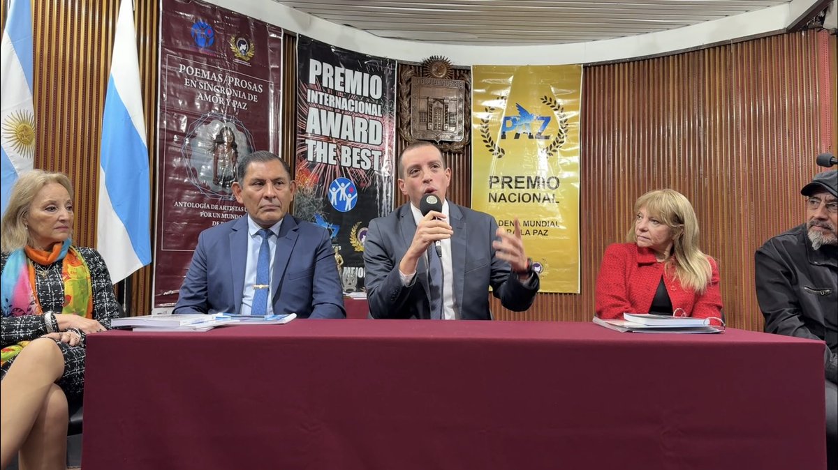 VillalobosAtlas's tweet photo. DEFENDER LOS VÍNCULOS FAMILIARES TAMBIÉN ES CONSTRUIR LA PAZ

El 25 de julio tuve el honor de brindar la ponencia “Infancias sin rehenes: amor, paz y derechos humanos frente a la obstrucción de vínculos familiares en la Argentina”, en el Honorable Concejo Deliberante de San Miguel de Tucumán.

Hablar desde un recinto tan significativo sobre una causa que atraviesa mi vida profesional y humana fue una enorme responsabilidad.

Detrás de cada expediente de obstrucción de vínculos, impedimento de contacto, falsas denuncias o divorcios de alta conflictividad existe una historia real: un niño que espera, un padre o una madre que no puede abrazarlo, abuelos que pierden años irrepetibles y familias que se desgastan mientras el tiempo judicial continúa avanzando.

La obstrucción de vínculos no es una guerra entre hombres y mujeres. Puede afectar a padres, madres, abuelos y referentes afectivos. El verdadero centro debe ser siempre el niño, su identidad, su estabilidad emocional y su derecho a amar y ser amado por su familia, salvo que exista un riesgo real y debidamente acreditado.

Durante la exposición hablamos también de la necesidad de investigar con seriedad toda denuncia, proteger a las verdaderas víctimas y evitar la revictimización. Pero esa protección debe convivir con la presunción de inocencia, el derecho de defensa, el debido proceso y una valoración objetiva de la prueba.

Estos casos requieren mucho más que conocimiento jurídico. Exigen experiencia, estrategia, sensibilidad, templanza y una mirada integral del derecho penal, el derecho de familia y los derechos humanos. Una decisión tardía o equivocada puede marcar para siempre la vida de un niño.

Agradezco profundamente a quienes hicieron posible este espacio y a cada persona que se acercó para compartir su historia. Escuchar ese dolor renueva mi compromiso de seguir estudiando, acompañando y visibilizando una problemática que necesita respuestas más humanas y oportunas.

No se trata solamente de resolver expedientes.
Se trata de preservar identidades, afectos y años de infancia que nunca regresan.

Los hijos no se divorcian.
La infancia no puede quedar rehén del conflicto adulto.
Defender los vínculos familiares sanos también es defender los derechos humanos.

Dipl. Mg. Dr. Roberto Villalobos Atlas
Abogado penal y de familia · Abogado en Derechos Humanos · Abogado del Niño

#RobertoVillalobosAtlas #InfanciasSinRehenes #ObstruccionDeVinculos #FalsasDenuncias #DerechoDeFamilia #AbogadoDeFamilia #AbogadoPenal #AbogadoDelNiño #DerechosHumanos #ImpedimentoDeContacto #DivorciosConflictivos #Familia #Infancia #Tucuman