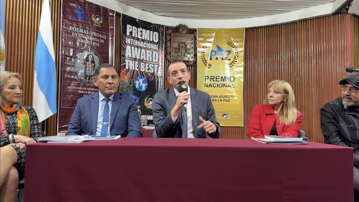 VillalobosAtlas's tweet photo. DEFENDER LOS VÍNCULOS FAMILIARES TAMBIÉN ES CONSTRUIR LA PAZ

El 25 de julio tuve el honor de brindar la ponencia “Infancias sin rehenes: amor, paz y derechos humanos frente a la obstrucción de vínculos familiares en la Argentina”, en el Honorable Concejo Deliberante de San Miguel de Tucumán.

Hablar desde un recinto tan significativo sobre una causa que atraviesa mi vida profesional y humana fue una enorme responsabilidad.

Detrás de cada expediente de obstrucción de vínculos, impedimento de contacto, falsas denuncias o divorcios de alta conflictividad existe una historia real: un niño que espera, un padre o una madre que no puede abrazarlo, abuelos que pierden años irrepetibles y familias que se desgastan mientras el tiempo judicial continúa avanzando.

La obstrucción de vínculos no es una guerra entre hombres y mujeres. Puede afectar a padres, madres, abuelos y referentes afectivos. El verdadero centro debe ser siempre el niño, su identidad, su estabilidad emocional y su derecho a amar y ser amado por su familia, salvo que exista un riesgo real y debidamente acreditado.

Durante la exposición hablamos también de la necesidad de investigar con seriedad toda denuncia, proteger a las verdaderas víctimas y evitar la revictimización. Pero esa protección debe convivir con la presunción de inocencia, el derecho de defensa, el debido proceso y una valoración objetiva de la prueba.

Estos casos requieren mucho más que conocimiento jurídico. Exigen experiencia, estrategia, sensibilidad, templanza y una mirada integral del derecho penal, el derecho de familia y los derechos humanos. Una decisión tardía o equivocada puede marcar para siempre la vida de un niño.

Agradezco profundamente a quienes hicieron posible este espacio y a cada persona que se acercó para compartir su historia. Escuchar ese dolor renueva mi compromiso de seguir estudiando, acompañando y visibilizando una problemática que necesita respuestas más humanas y oportunas.

No se trata solamente de resolver expedientes.
Se trata de preservar identidades, afectos y años de infancia que nunca regresan.

Los hijos no se divorcian.
La infancia no puede quedar rehén del conflicto adulto.
Defender los vínculos familiares sanos también es defender los derechos humanos.

Dipl. Mg. Dr. Roberto Villalobos Atlas
Abogado penal y de familia · Abogado en Derechos Humanos · Abogado del Niño

#RobertoVillalobosAtlas #InfanciasSinRehenes #ObstruccionDeVinculos #FalsasDenuncias #DerechoDeFamilia #AbogadoDeFamilia #AbogadoPenal #AbogadoDelNiño #DerechosHumanos #ImpedimentoDeContacto #DivorciosConflictivos #Familia #Infancia #Tucuman