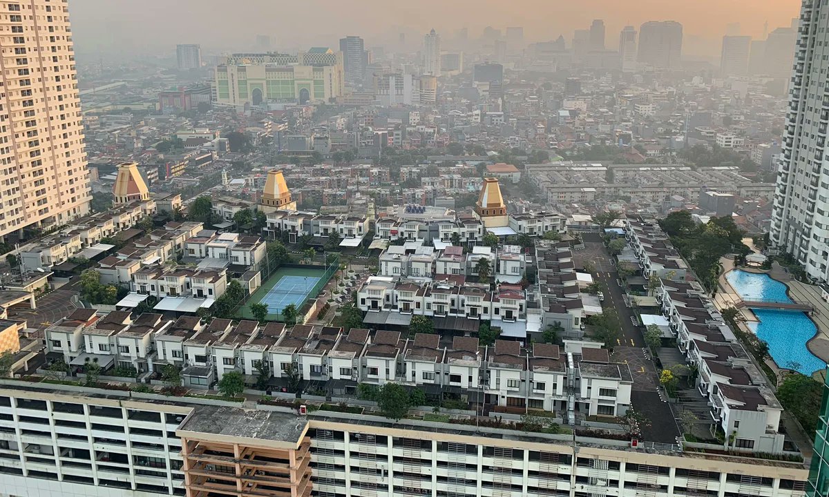 Cobylefko's tweet photo. When people say there's no more room for housing in your city (with many parking lots and vacant tracks of land), remind them there's a suburban neighborhood on top of a mall in Jakarta https://t.co/xl6TkgAHyF