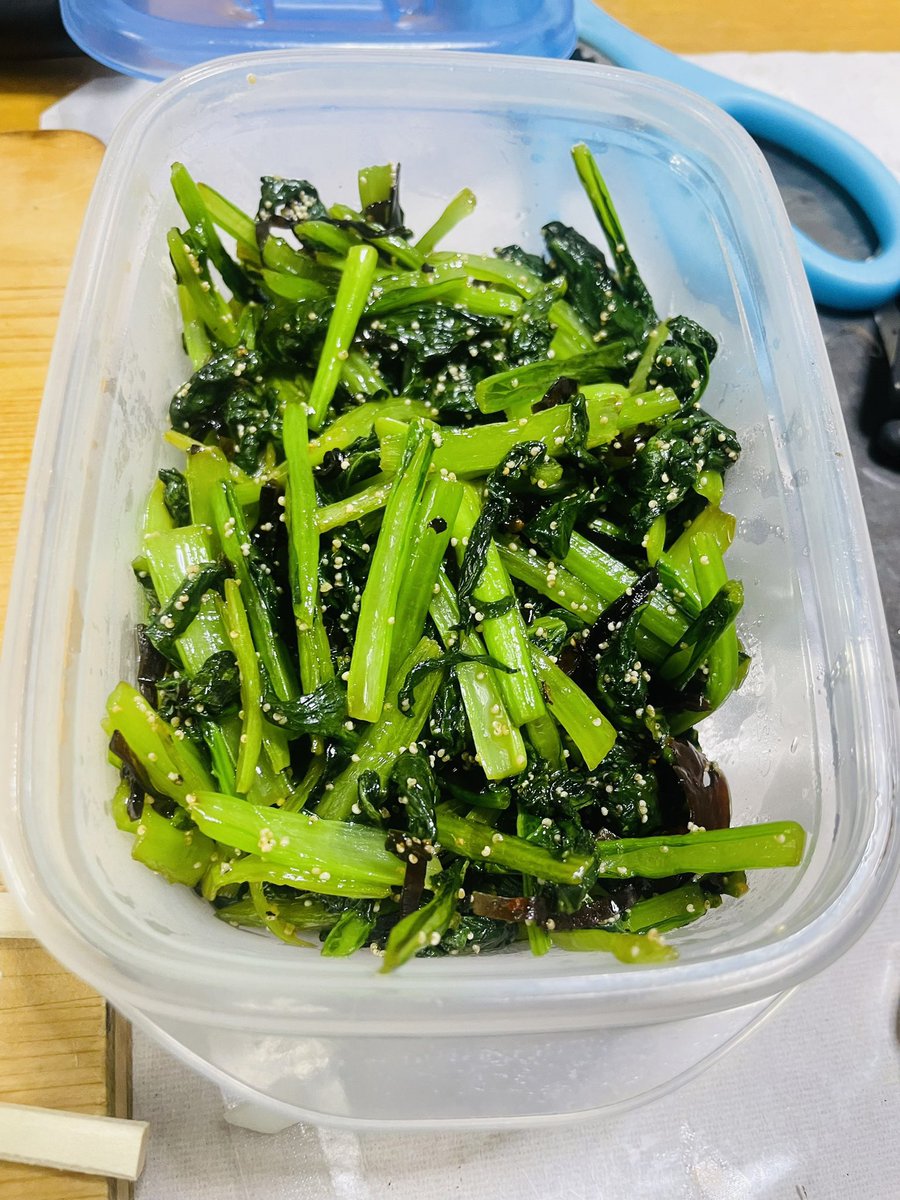 k30854's tweet photo. 菜っ葉の日🥬葉菜類、葉っぱを食べる日👍ハリのある美味しい種類が多いです☀️おすすめは
セロリ→黄色く鮮度良い物は苦くなく栄養も🙆‍♀️
空心菜→栄養価ならモロヘイヤですがシャキシャキ感で中華系ならこちら👍
小松菜→ほうれん草の代用で食べやすさは随一🥬
紫蘇→生姜、茗荷と合わせて薬味に最高🫚 https://t.co/NsND2i6fFq