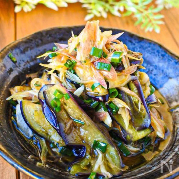 k30854's tweet photo. 菜っ葉の日🥬葉菜類、葉っぱを食べる日👍ハリのある美味しい種類が多いです☀️おすすめは
セロリ→黄色く鮮度良い物は苦くなく栄養も🙆‍♀️
空心菜→栄養価ならモロヘイヤですがシャキシャキ感で中華系ならこちら👍
小松菜→ほうれん草の代用で食べやすさは随一🥬
紫蘇→生姜、茗荷と合わせて薬味に最高🫚 https://t.co/NsND2i6fFq