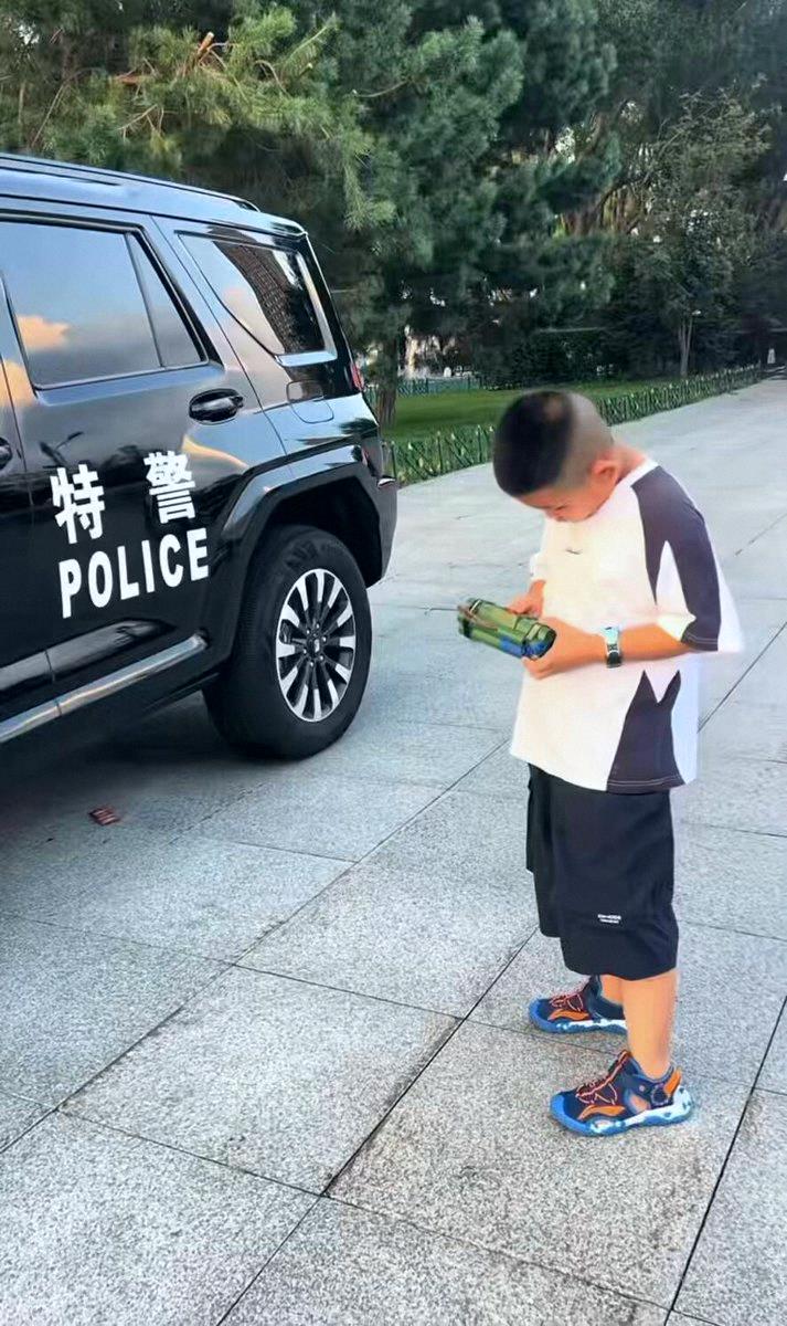 IgSksk's tweet photo. 中国の小さな男の子が、なんとパトカーに向かってこんなことを。ネットユーザーからは「天安門でやってみろよ」「北京に連れて行ってやれよ」と大盛り上がり🤣🤣 https://t.co/b6pjV13quK