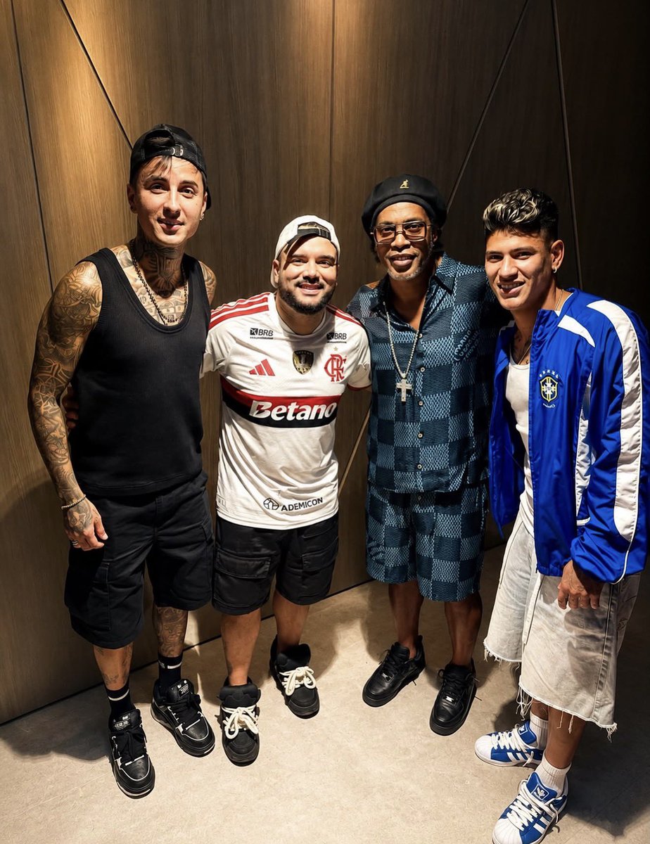 nannanusc's tweet photo. Ronaldinho sempre nos rolê mais aleatórios hahahahahah AMO https://t.co/xHbXyM1xbZ