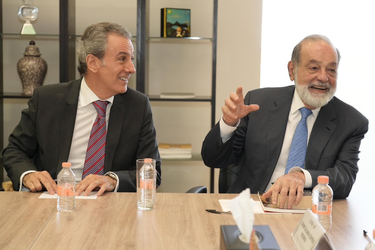 GalileoMx_'s tweet photo. ‼️Carlos Slim -familia de Pepe Chedruai -compra Paseo de San Francisco‼️

💭¿Estás de acuerdo que el abuelo político del hijo del alcalde invierta en la capital poblana?💭

El presidente municipal de Puebla, José "Pepe" Chedraui, confirmó este lunes que el magnate hombre de negocios, Carlos Slim -abuelo de su nuera- a través de Grupo Carso, ha concretado la compra de una fracción significativa del centro comercial Paseo San Francisco, así como de la antigua fábrica contigua al inmueble.

La operación, que según fuentes extraoficiales rondó los 1,500 millones de pesos, marca una reconfiguración urbana y económica del primer cuadro de la ciudad.

Versiones extraoficiales señalan que el ingeniero pretende desarrollar un ambicioso complejo que combinará espacios comerciales de alto nivel con un nuevo desarrollo habitacional.

¿Estás de acuerdo que el abuelo político del hijo del alcalde @pepechedrauimx  invierta en la capital poblana?