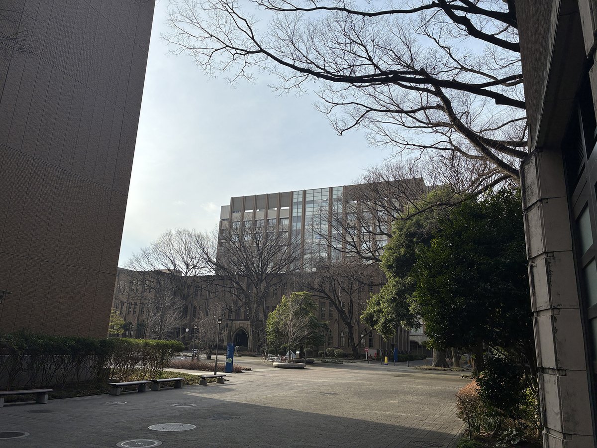 gakushuin_iss's tweet photo. 西門→左にグラウンド、右に体育館を直進→正面に西２号館（📷1⃣）が見えたら左手方向→左に北１号館、西に中央棟（📷2⃣）が見えたら中央棟の手前を右直進→右手に西１号館、正面は南１号館（📷3⃣）→左手の背の低い白い建物（📷4⃣）です！

これでわかるのか、、、？？？ https://t.co/EtbZeoorTZ