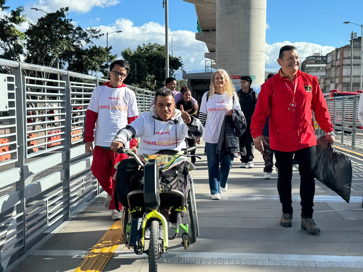 AlcaldiaSantaFe's tweet photo. ♿ En la estación Av. Jiménez realizamos una jornada de sensibilización para promover el respeto por los derechos de las personas con discapacidad.

🤝 Seguimos impulsando una movilidad más incluyente, basada en la empatía y el respeto.

#SomosSantaFe 💛❤️ https://t.co/LXb1ZlHfWS