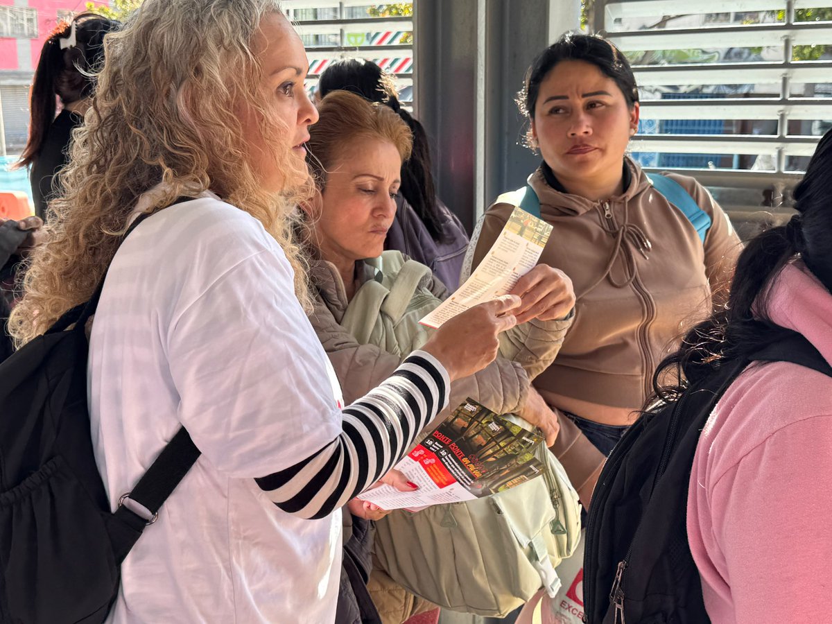 AlcaldiaSantaFe's tweet photo. ♿ En la estación Av. Jiménez realizamos una jornada de sensibilización para promover el respeto por los derechos de las personas con discapacidad.

🤝 Seguimos impulsando una movilidad más incluyente, basada en la empatía y el respeto.

#SomosSantaFe 💛❤️ https://t.co/LXb1ZlHfWS