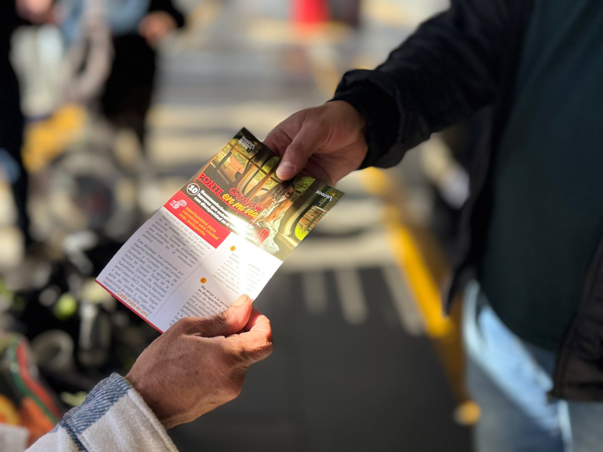 AlcaldiaSantaFe's tweet photo. ♿ En la estación Av. Jiménez realizamos una jornada de sensibilización para promover el respeto por los derechos de las personas con discapacidad.

🤝 Seguimos impulsando una movilidad más incluyente, basada en la empatía y el respeto.

#SomosSantaFe 💛❤️ https://t.co/LXb1ZlHfWS
