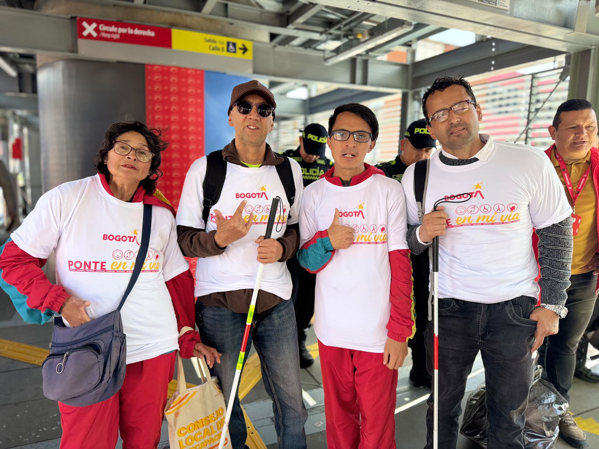 AlcaldiaSantaFe's tweet photo. ♿ En la estación Av. Jiménez realizamos una jornada de sensibilización para promover el respeto por los derechos de las personas con discapacidad.

🤝 Seguimos impulsando una movilidad más incluyente, basada en la empatía y el respeto.

#SomosSantaFe 💛❤️ https://t.co/LXb1ZlHfWS