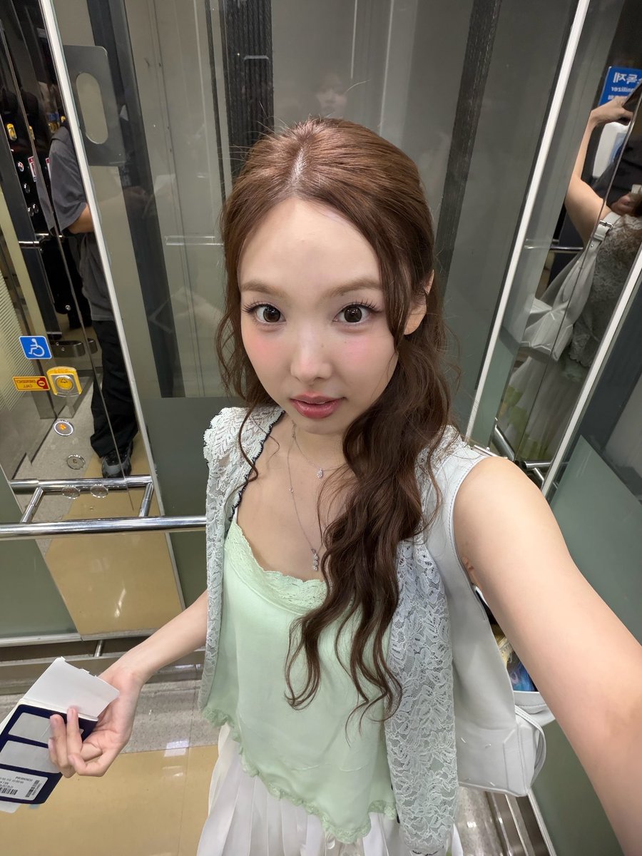 barbiegirImomo's tweet photo. in tears https://t.co/R1KrFJlyHo