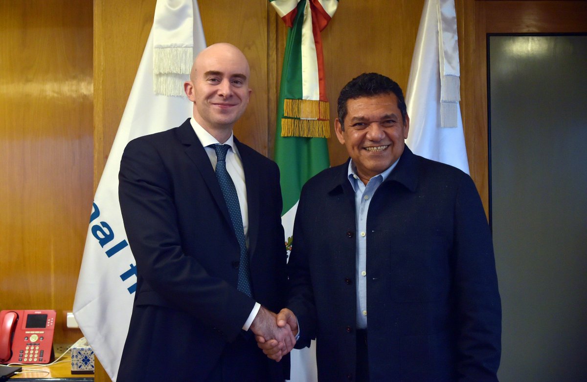 TabascoJavier's tweet photo. Nos reunimos con el Director General del Banco Nacional de Comercio Exterior, Carlos Torres Rosas, en la Ciudad de México. Sin duda los proyectos que estamos construyendo en coordinación con el Gobierno de México, mejorarán significativamente la vida de las familias y detonarán el desarrollo y la generación de empleo en Tabasco. 

Gracias a la Presidenta Claudia Sheinbaum por respaldar siempre al Edén de México.