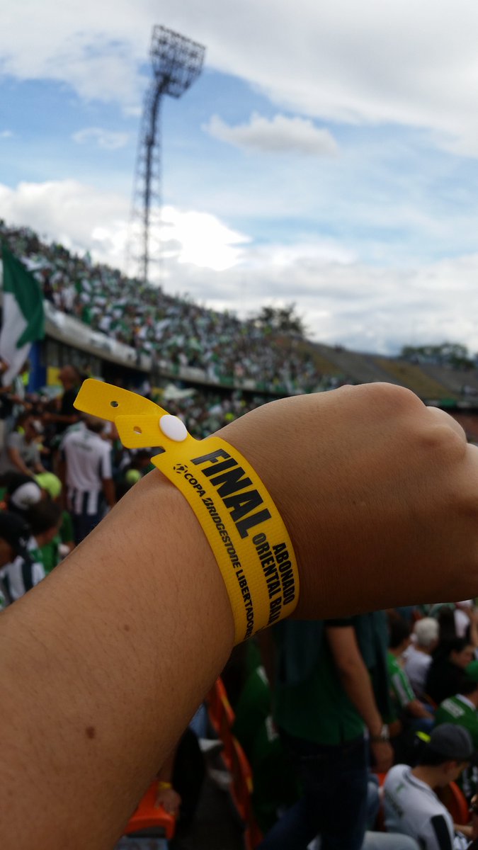 meche1007's tweet photo. @johansa20638423 @NegroJust Llevábamos como 4 horas ya de espera en el estadio, la ansiedad esta al 1000. https://t.co/M68FsViPgS