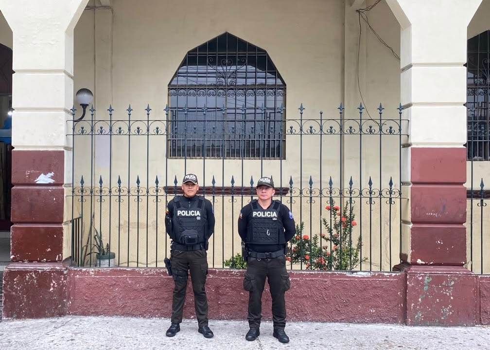 EducacionZ8_Ec's tweet photo. 🚔📚 En el Distrito 09D03, la Policía Nacional reforzó patrullajes y presencia durante el ingreso y salida de estudiantes, como parte del programa #ComunidadesEducativasSeguras y Protectoras. 
🤝 Seguimos fortaleciendo entornos escolares seguros. https://t.co/BWRoVdXoQr