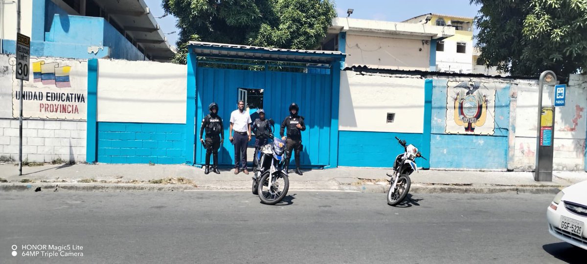 EducacionZ8_Ec's tweet photo. 🚔📚 En el Distrito 09D03, la Policía Nacional reforzó patrullajes y presencia durante el ingreso y salida de estudiantes, como parte del programa #ComunidadesEducativasSeguras y Protectoras. 
🤝 Seguimos fortaleciendo entornos escolares seguros. https://t.co/BWRoVdXoQr