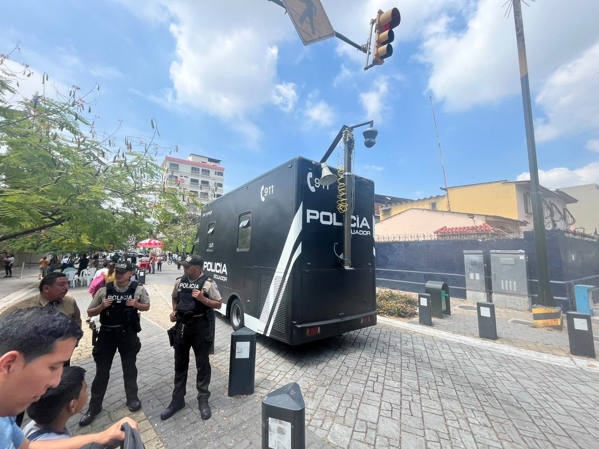 EducacionZ8_Ec's tweet photo. 🚔📚 En el Distrito 09D03, la Policía Nacional reforzó patrullajes y presencia durante el ingreso y salida de estudiantes, como parte del programa #ComunidadesEducativasSeguras y Protectoras. 
🤝 Seguimos fortaleciendo entornos escolares seguros. https://t.co/BWRoVdXoQr
