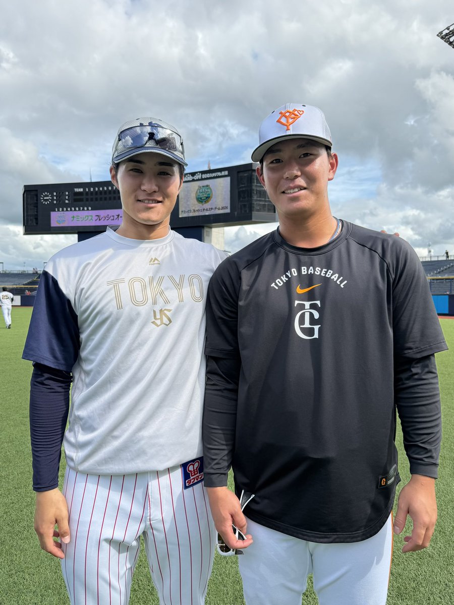 swallowspr's tweet photo. 『ナミックス フレッシュオールスターゲーム2026』⚾️

昨日の試合前、#石井巧 選手が中央大学時代のチームメイトと再会🤝

同級生の #髙橋隆慶 選手（福岡ソフトバンクホークス）、 そして2学年後輩の #皆川岳飛 選手（読売ジャイアンツ）と仲良く撮影✨

他球団の選手との交流様子など、
フレッシュオールスターに密着した映像は、後日公式YouTubeで公開予定🎥
お楽しみに！

#swallows #燕心全開
#フレッシュオールスターゲーム