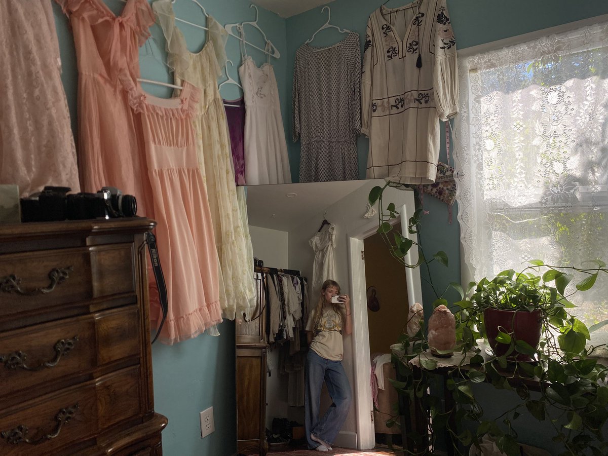 googleearthluvr's tweet photo. When life gives you a “one bedroom” smaller than a mattress Make the walk in closet of ur dreams https://t.co/ThylsmqcIL