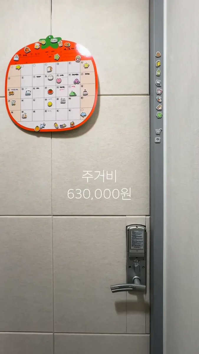 instiz's tweet photo. 8년 차 은행원 한 달 생활비 (링크에 더있어요👉) https://t.co/CkZ8VTGlwW https://t.co/wv4SG5o8Zm