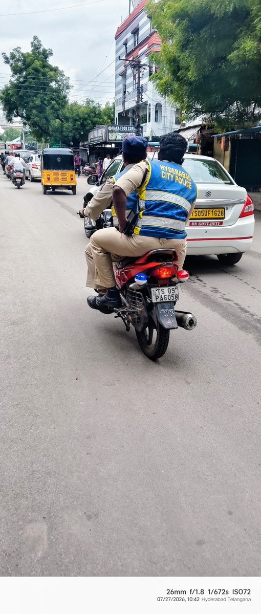 desh_ka_deewana's tweet photo. Kacheguda 

Bike belonging to O/o @TelanganaDGP @TelanganaCOPs ridden by cops WITHOUT HELMET BY RIDER &amp; WITHOUT HELMET BY PILLON RIDER. Penalties of Rs. 2,380/- due.
@hydcitypolice @HYDTP @AddlCPTrHyd @CPHydCity. 

NOW WHO'LL PAY THE PENALTIES? https://t.co/8yGGWFXgCn
