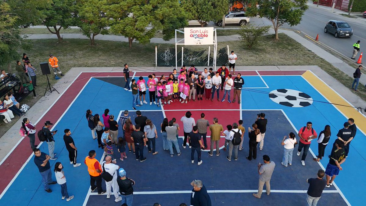 EF_Galindo's tweet photo. 🏀⚽ Seguimos transformando San Luis.

Hoy son más las canchas rehabilitadas y entregadas a la comunidad, recuperando espacios para el deporte, la convivencia y el bienestar de las familias.

Este es el resultado del trabajo que estamos haciendo por un #SanLuisAmable. 💙 https://t.co/FYj2iLubFN