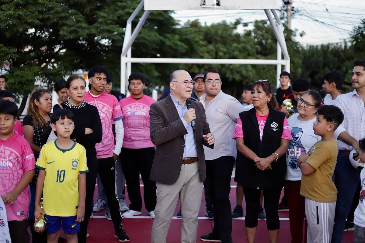 EF_Galindo's tweet photo. 🏀⚽ Seguimos transformando San Luis.

Hoy son más las canchas rehabilitadas y entregadas a la comunidad, recuperando espacios para el deporte, la convivencia y el bienestar de las familias.

Este es el resultado del trabajo que estamos haciendo por un #SanLuisAmable. 💙 https://t.co/FYj2iLubFN